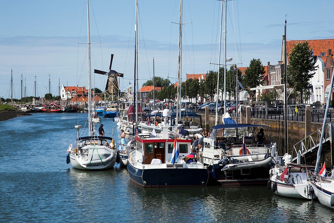 Niederlande, Seeland, Boote in einem belebten Hafen entlang der Uferpromenade; Zierikzee
