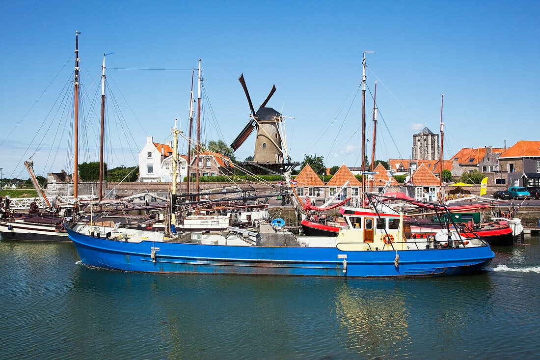 Niederlande, Seeland, Boote im Hafen mit einer Windmühle im Hintergrund; Zierikzee