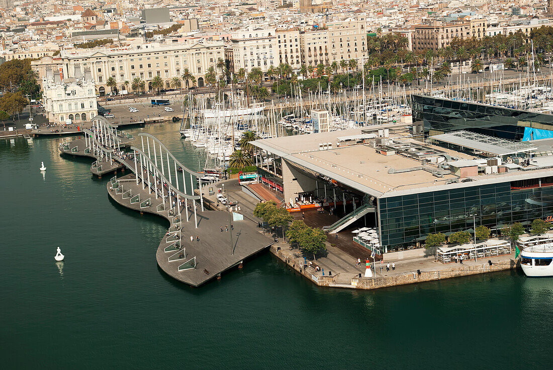 Spanien, Katalonien, und Rambla de Mar vom Torre Sant Sebastia; Barcelona, Blick auf das Einkaufszentrum Port Vell Maremagnum