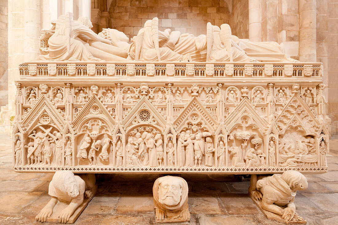 Portugal, Estremadura und Ribatejo, Zisterzienserkloster Santa Maria aus dem 12. Jahrhundert; Alcobaca, Grab von Dona Ines de Castro, die auf grotesken Figuren ihrer Mörder ruht