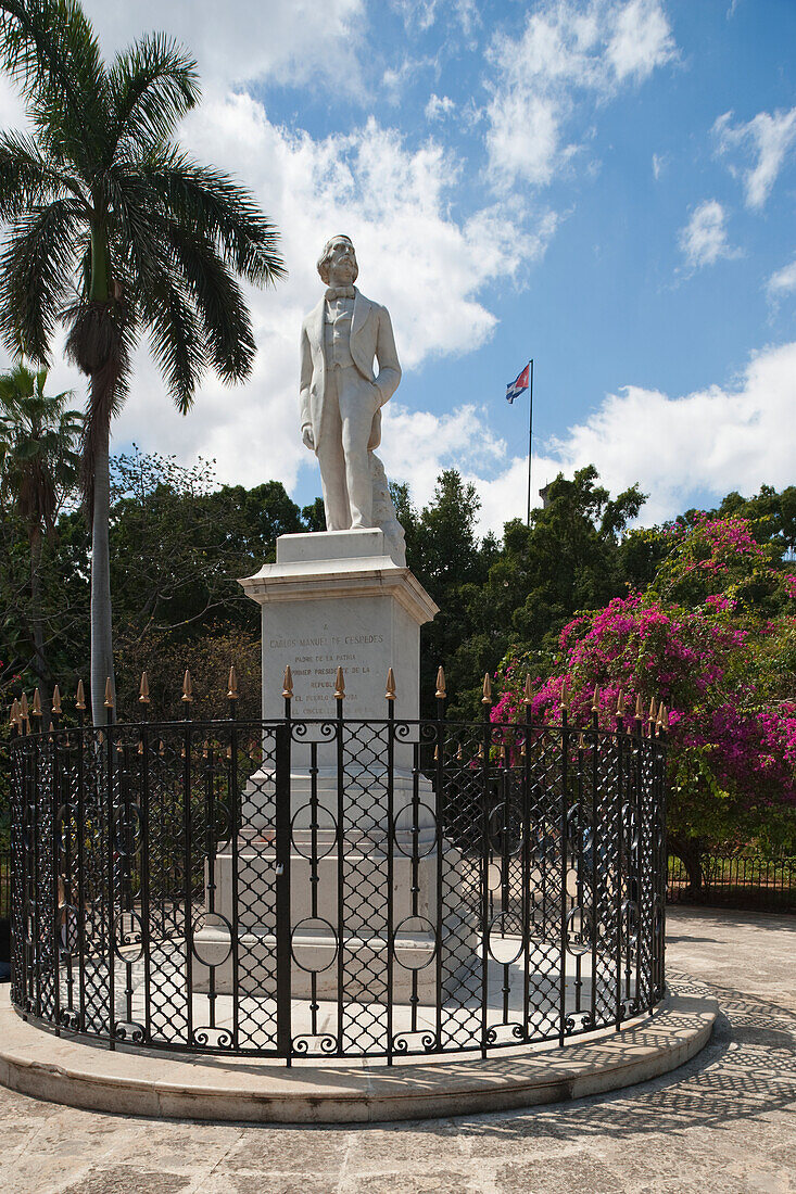 Cuba, Plaza de Armas; Havana, first president of the Republic, Monument of Carlos Manuel de Cespedes
