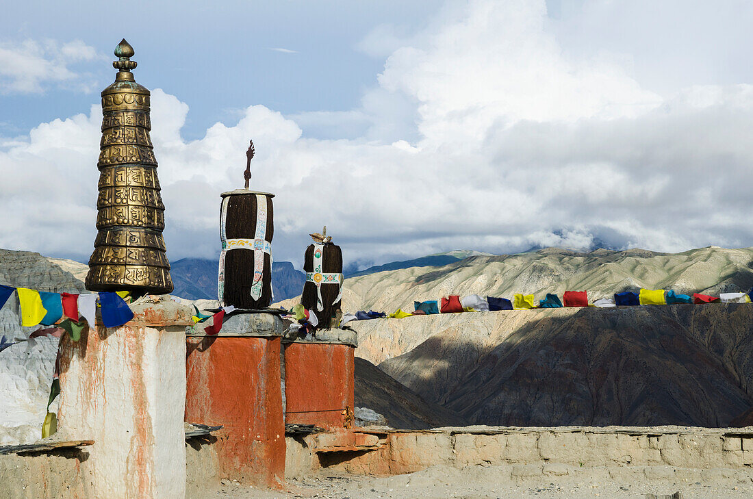 Nepal, Upper Mustang, Gebetsfahnen und Symbole auf dem Dach des Königspalastes; Lo Manthang