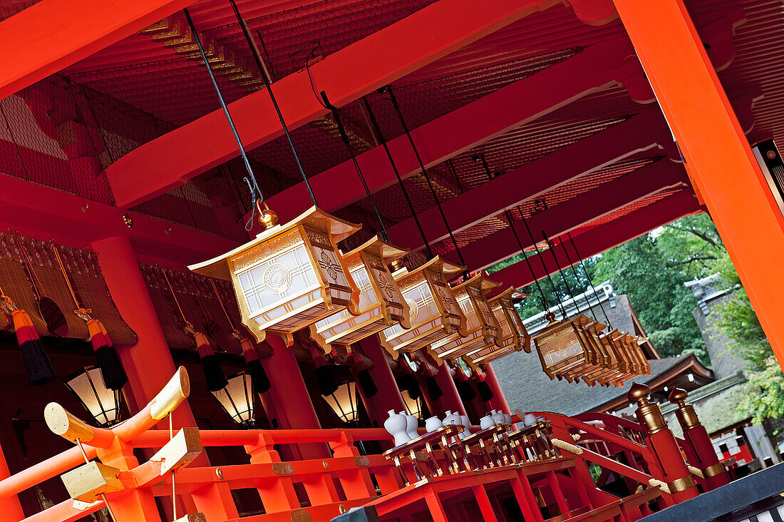 Japan, Reihe von hängenden Laternen in japanischer Architektur; Kyoto