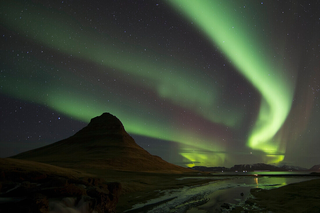 Nordlichter (Aurora Borealis) über dem Kirkjufell in der Stadt Grundarfjorthur, Snaefellsness Halbinsel; Grundarfjorthur, Island