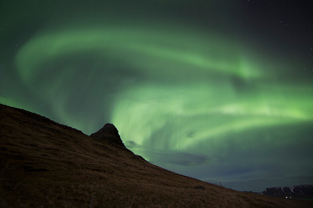 Nordlichter (Aurora Borealis) über Kirkjufell in der Stadt Grundarfjorthur, Snaefellsness Halbinsel; Grundarfjorthur, Island