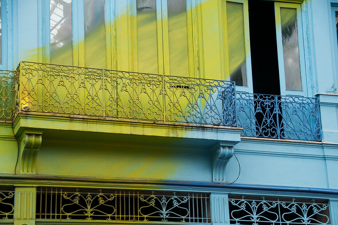 Ein blaues Gebäude mit einem gemalten gelben Streifen in der Lapa Nachbarschaft; Rio De Janeiro, Brasilien