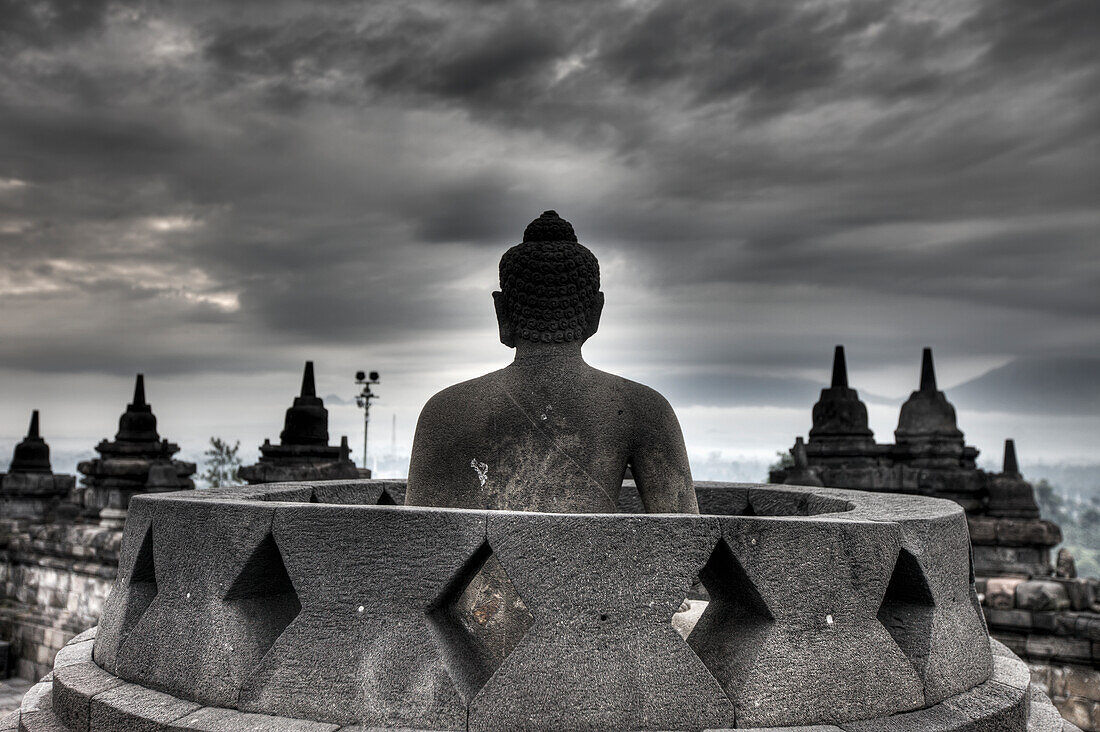 Einer der wenigen freiliegenden Buddhas in Borobudur; Yogyakarta, Indonesien