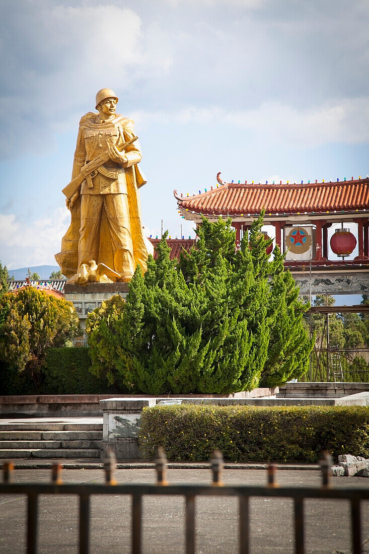 Goldene Statue eines chinesischen kommunistischen Soldaten; Dali Stadt, Yunnan, China