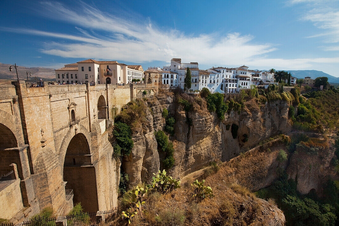 Blick auf die römische Brücke und den Rest von Ronda; Ronda, Spanien