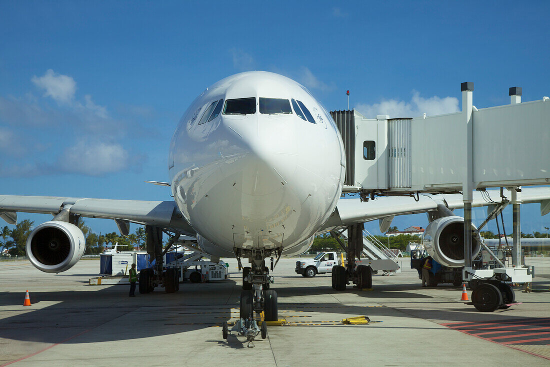 Flugzeug auf der Rollbahn, Flughafen Princess Juliana; Sint Maarten, Niederländische Westindien