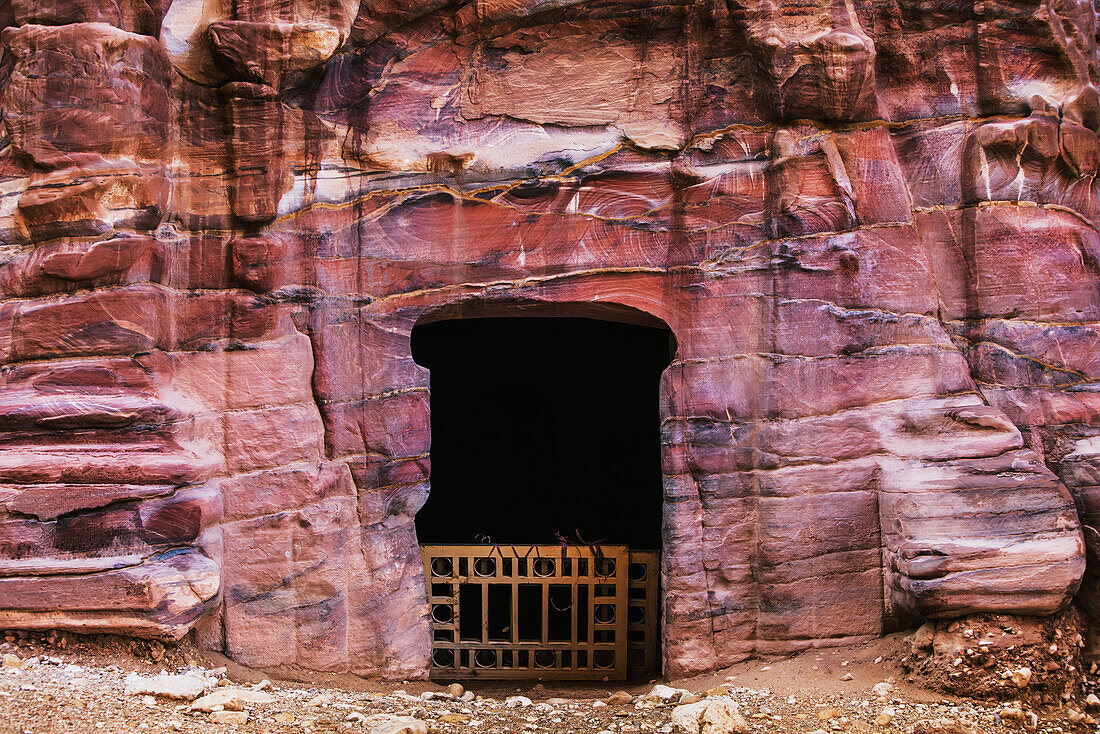 Jordanien, Eingang zum Felsengebäude; Petra
