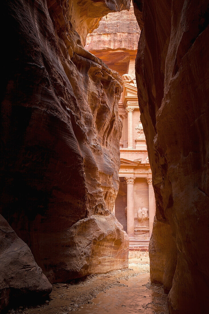 Jordanien, El Khazneh von der natürlichen engen Schlucht aus gesehen; Petra