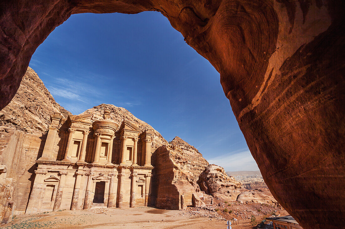 Jordanien, 50 Meter breit und etwa 45 Meter hoch; Petra, Ad Deir (arabisch für Das Kloster) ist ein monumentales, in den Fels gehauenes Gebäude in der antiken Stadt Petra. Erbaut von Nabatäern im 1. Jahrhundert