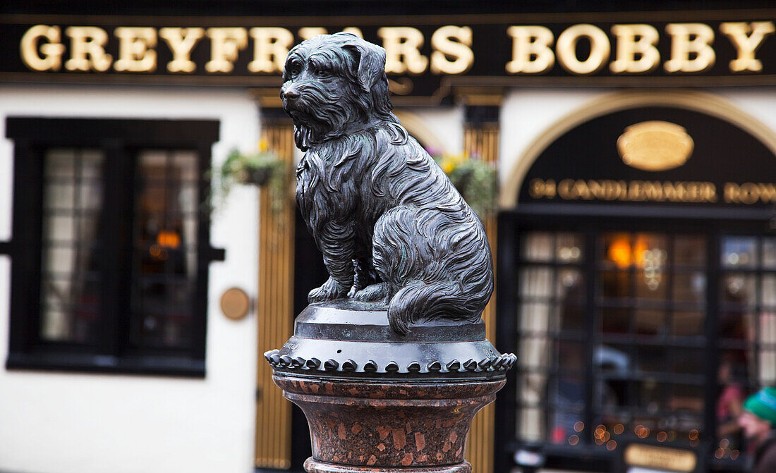 Vereinigtes Königreich, Schottland, Statue eines Hundes; Edinburgh