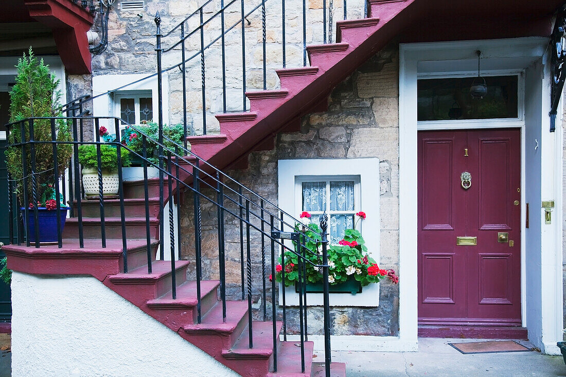 Vereinigtes Königreich, Schottland, Altes Haus außen mit Stufen und Topfpflanzen; Edinburgh
