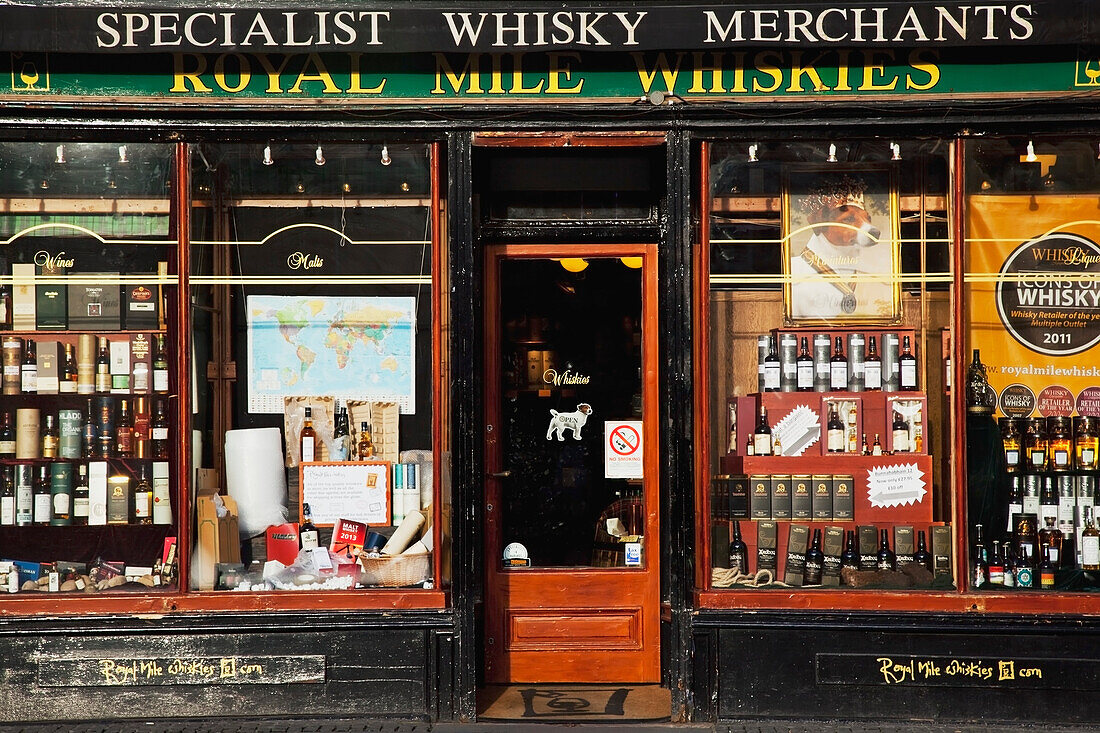 Vereinigtes Königreich, Schottland, Schaufenster eines Whisky-Geschäfts auf der Royal Mile; Edinburgh