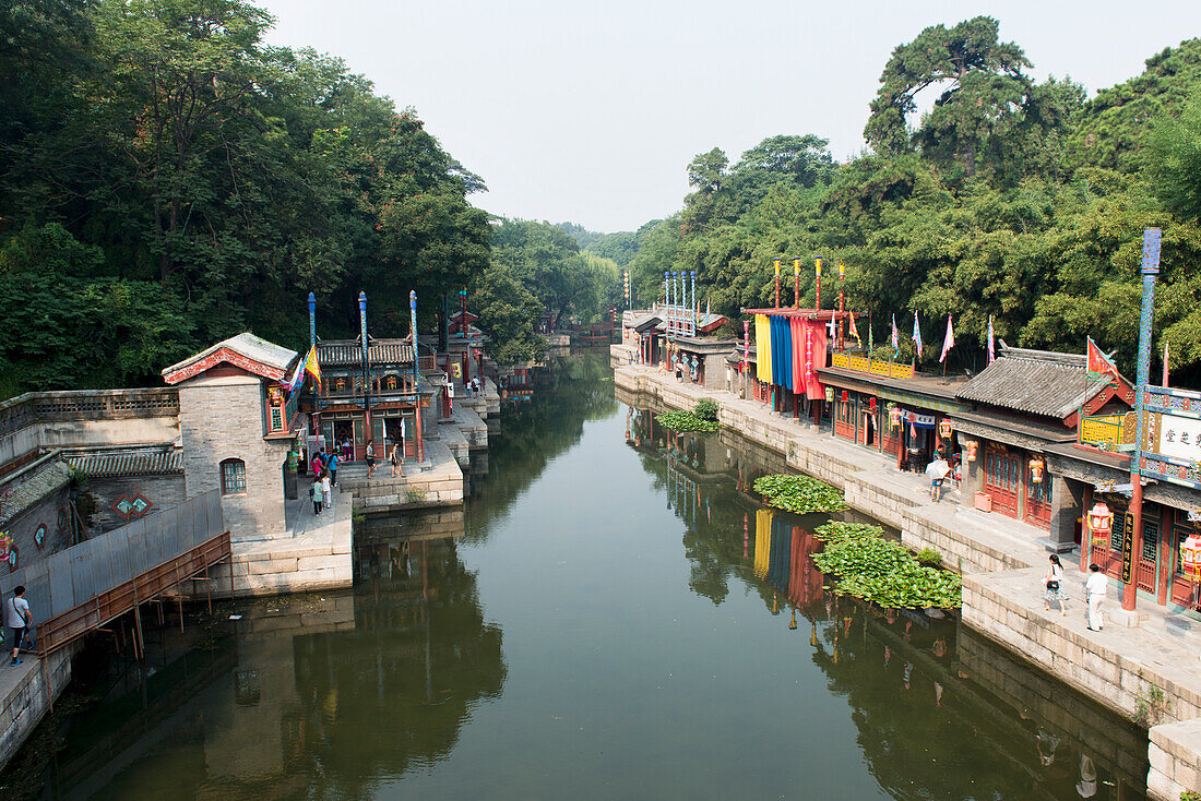 Blick auf den Fluss und die Gebäude entlang des Ufers; Beijing, China