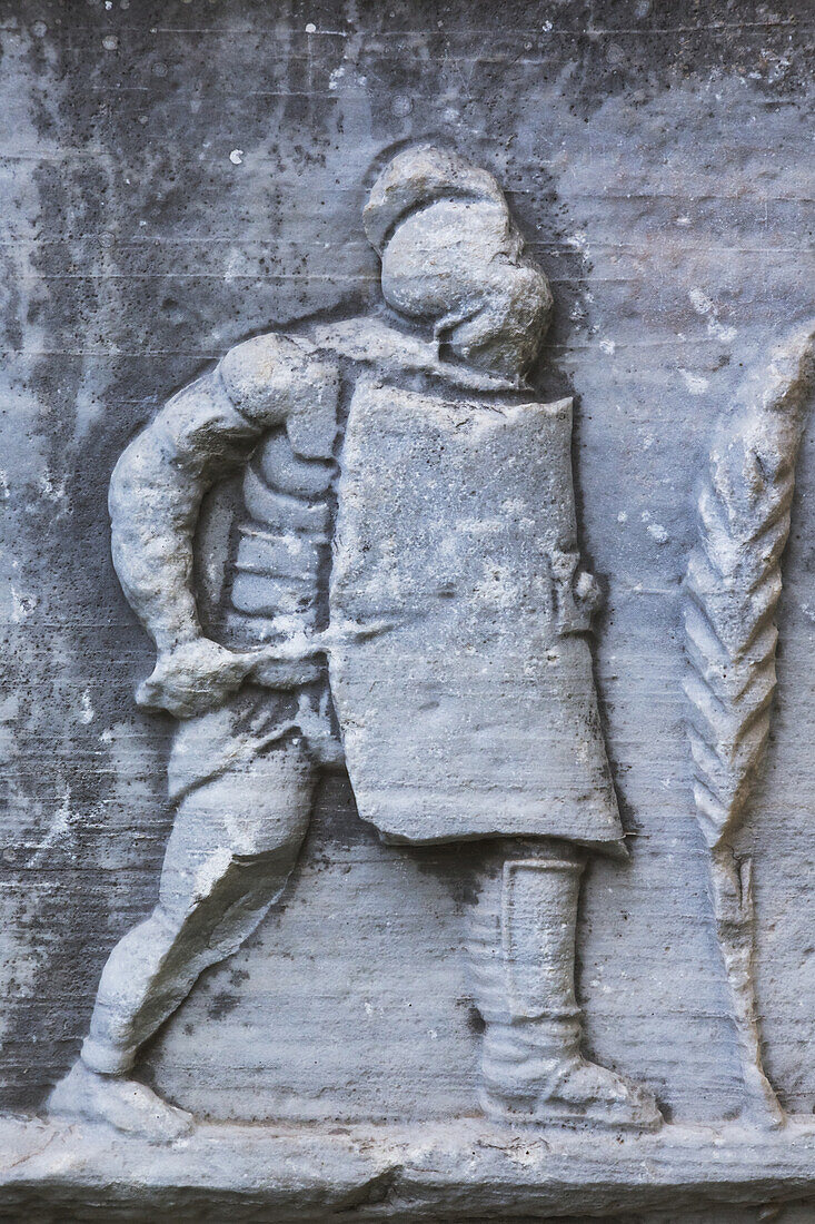 Flachrelief eines römischen Soldaten mit Helm, Schwert und Schild vor dem Ephesus-Museum; Selcuk, Provinz Izmir, Türkei