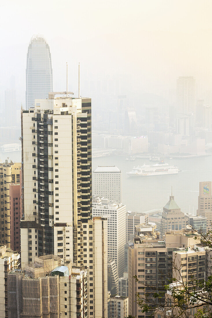 Blick über den Victoria Harbour von Hongkong Island nach Kowloon; Hongkong, China