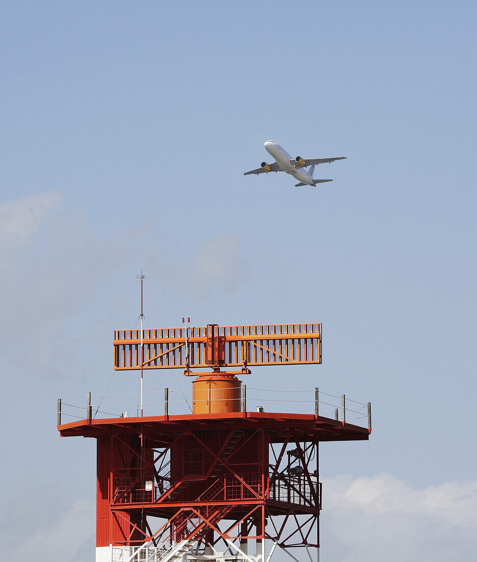 Passagierflugzeug überfliegt Radaranlage am Flughafen Malaga; Provinz Malaga, Spanien