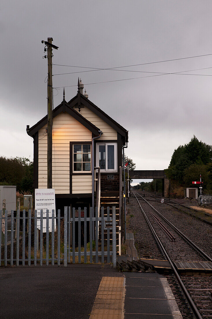 Ein Gebäude direkt an den Eisenbahnschienen; England