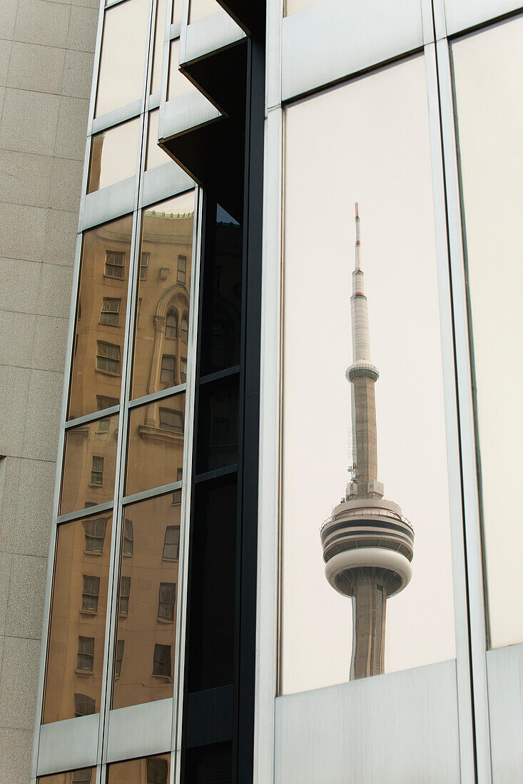 Spiegelung des Cn-Turms in einem goldenen Glasfenster eines Gebäudes; Toronto, Ontario, Kanada