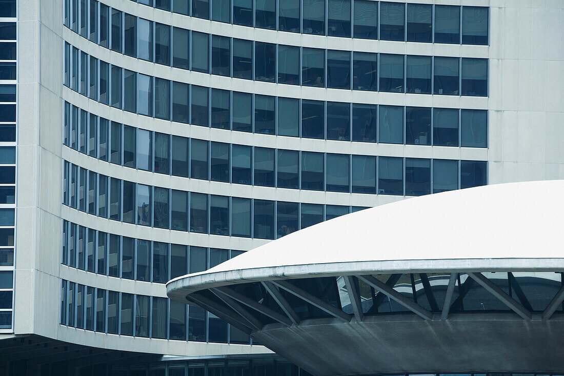 Nahaufnahme des Rathauses von Toronto mit gewölbtem Runddach und gebogenem Turm; Toronto, Ontario, Kanada
