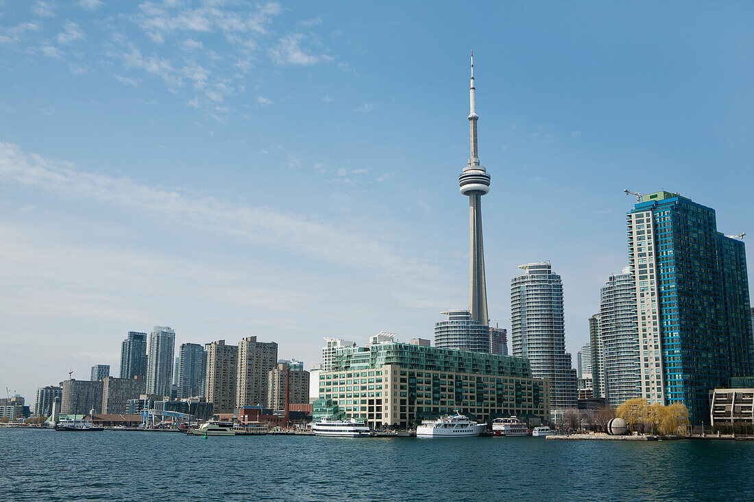 Toronto Skyline vom Ontariosee mit blauem Himmel und Wolken; Toronto, Ontario, Kanada