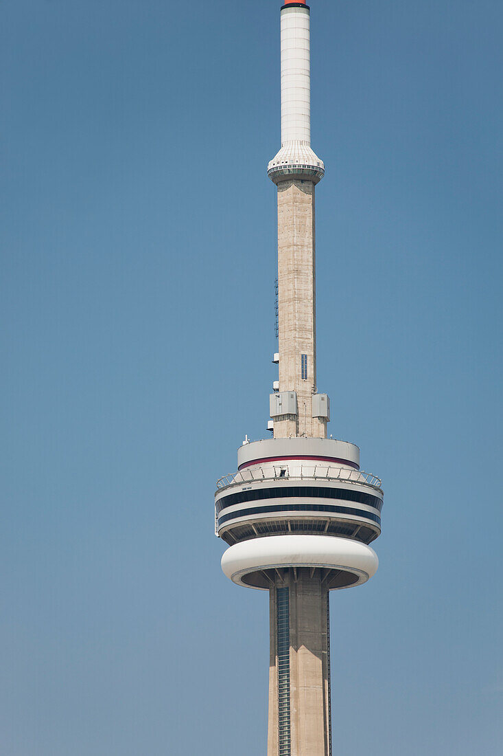 Nahaufnahme des Pods auf der Spitze des Cn Tower mit blauem Himmel; Toronto, Ontario, Kanada