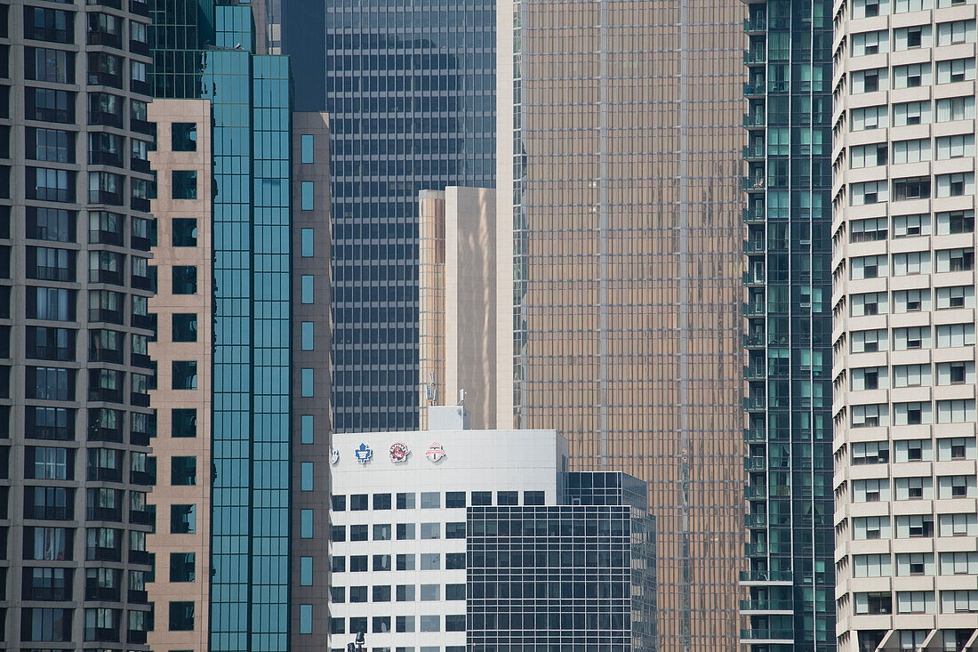 Nahaufnahme von glasüberdachten Wolkenkratzern; Toronto, Ontario, Kanada