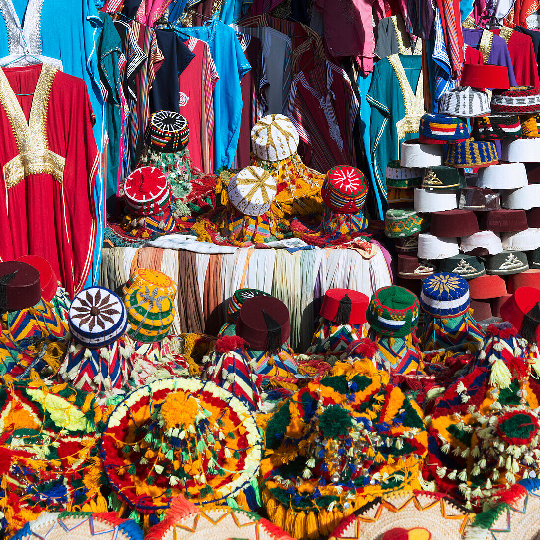 Bunte Hüte und Kleidung auf dem Display; Marokko