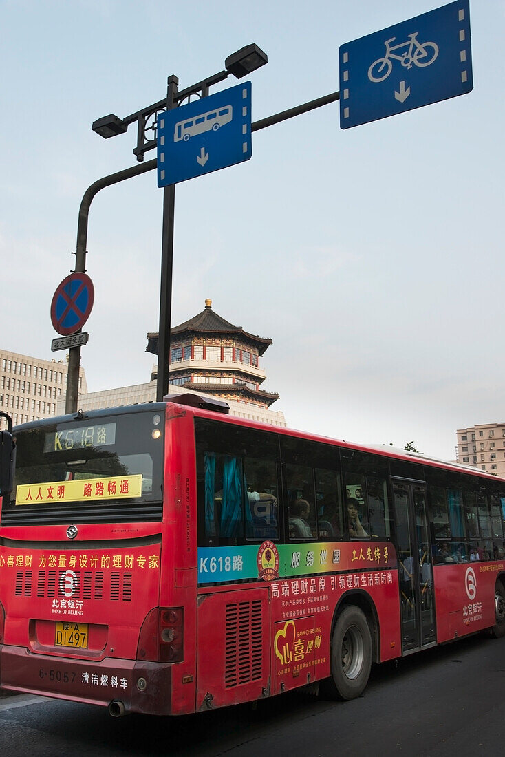 Ein Bus fährt auf der Busspur einer Straße; Xi'an, Shaanxi, China