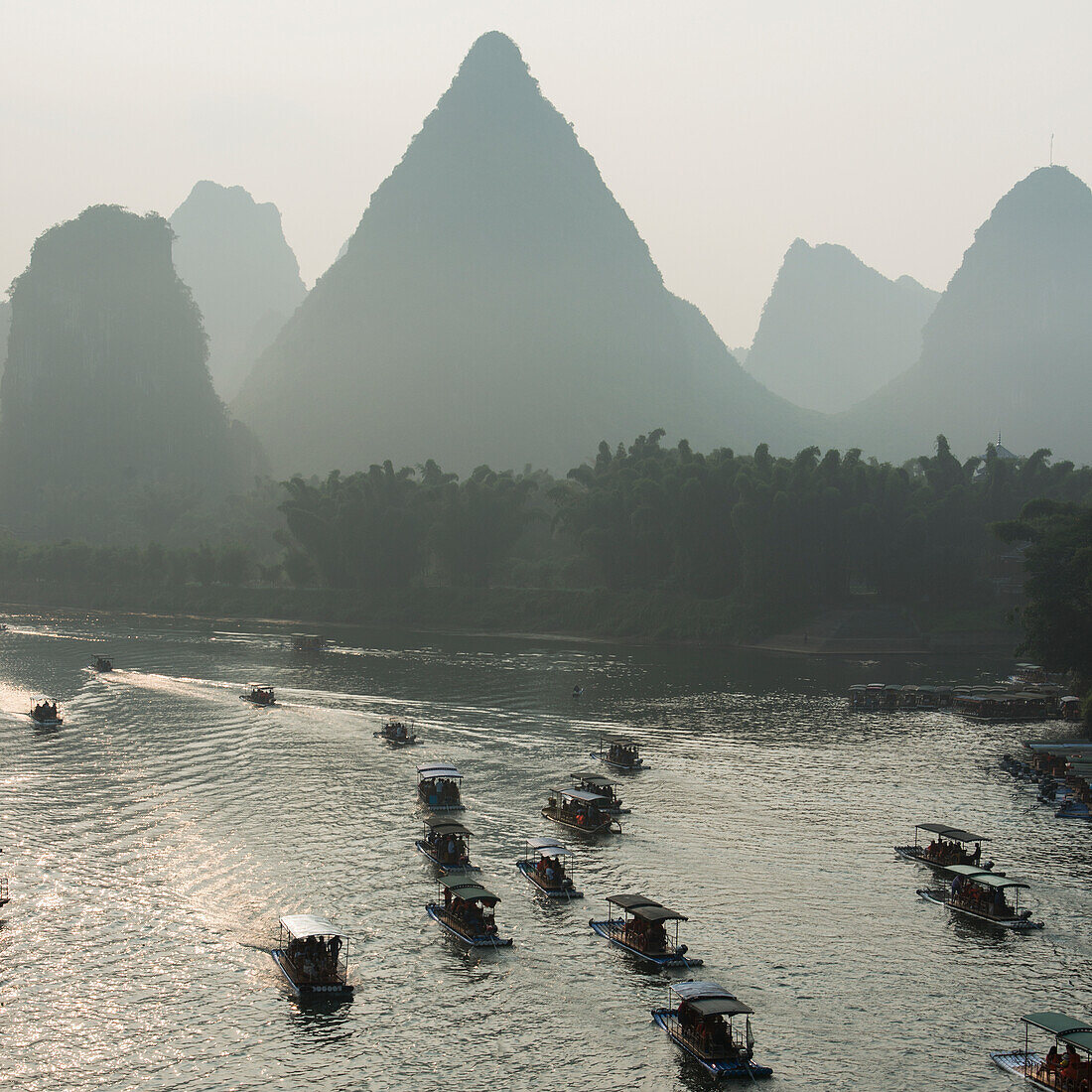 Boote entlang des Li Flusses bei Sonnenuntergang; Guilin, Guangxi, China
