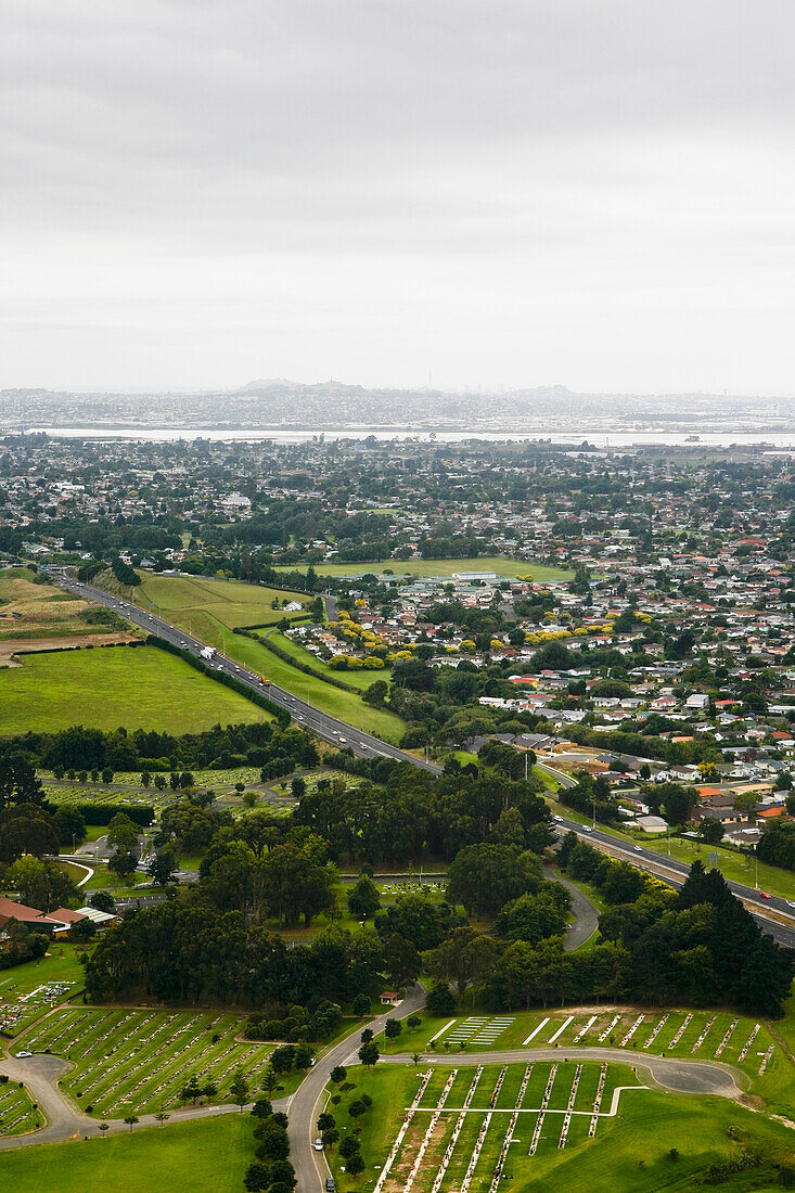 Luftaufnahmen von einem Verkehrsflugzeug mit Blick auf das Zentrum von Auckland; Auckland, Neuseeland