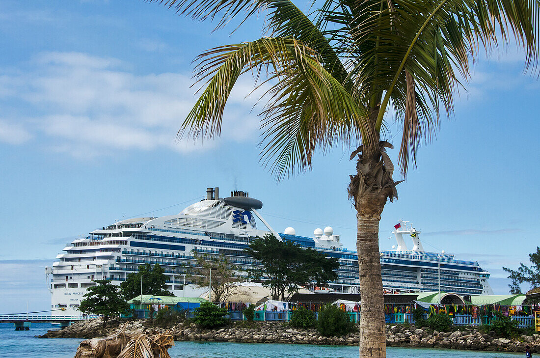 Kreuzfahrtschiff in einem Hafen; Ocho Rios, Jamaika