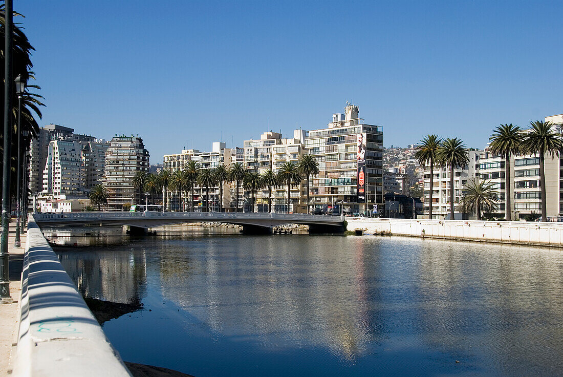 Fluss, Gebäude und Palmen; Vina Del Mar, Chile