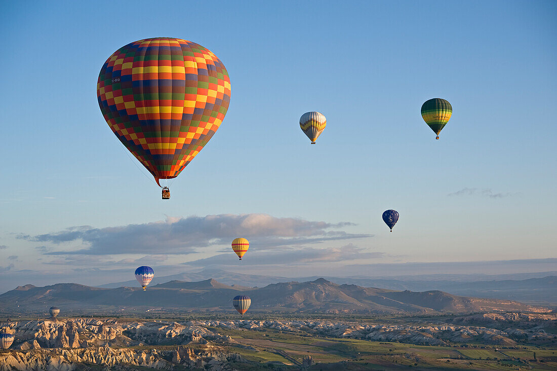 Heißluftballons bei Sonnenaufgang; Kappadokien, Türkei