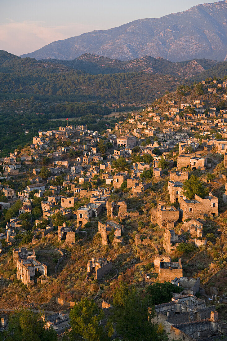 Verlassene Stadt Kayakoy bei Sonnenuntergang; Türkei