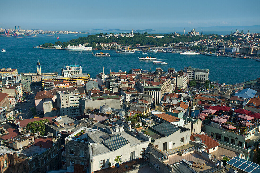 Blick auf den Bosporus und das Marmarameer vom Galata-Turm aus; Istanbul, Türkei