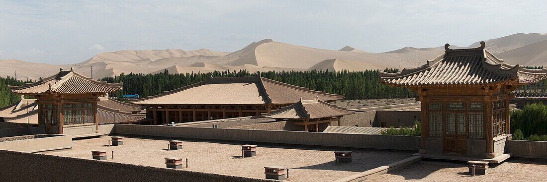 Dun Huang Silk Road Hotel mit singendem Sandberg im Hintergrund; Jiuquan, Gansu, China