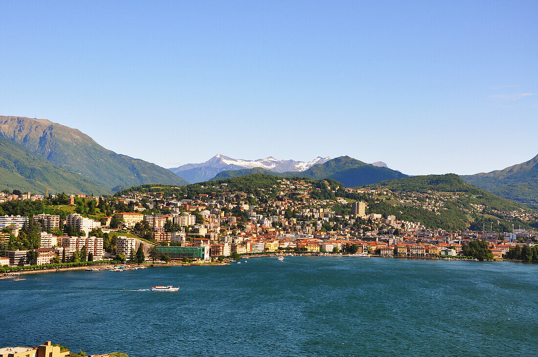 Blick auf die Stadt Lugano und den Luganer See; Lugano, Tessin, Schweiz