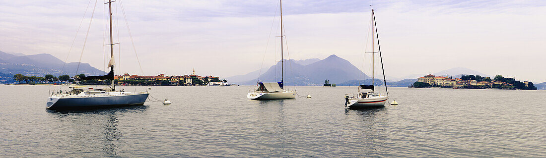Segelboote beim Anlegen am Lago Maggiore; Italien