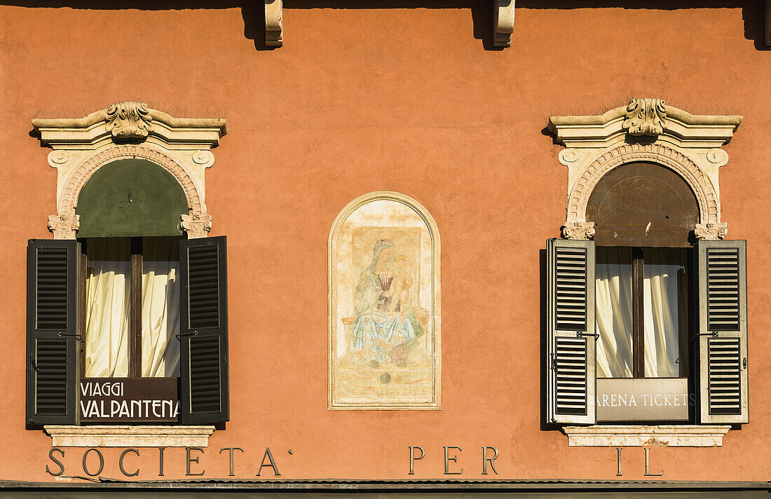 Architektonische Details an der Piazza Bra; Verona, Italien