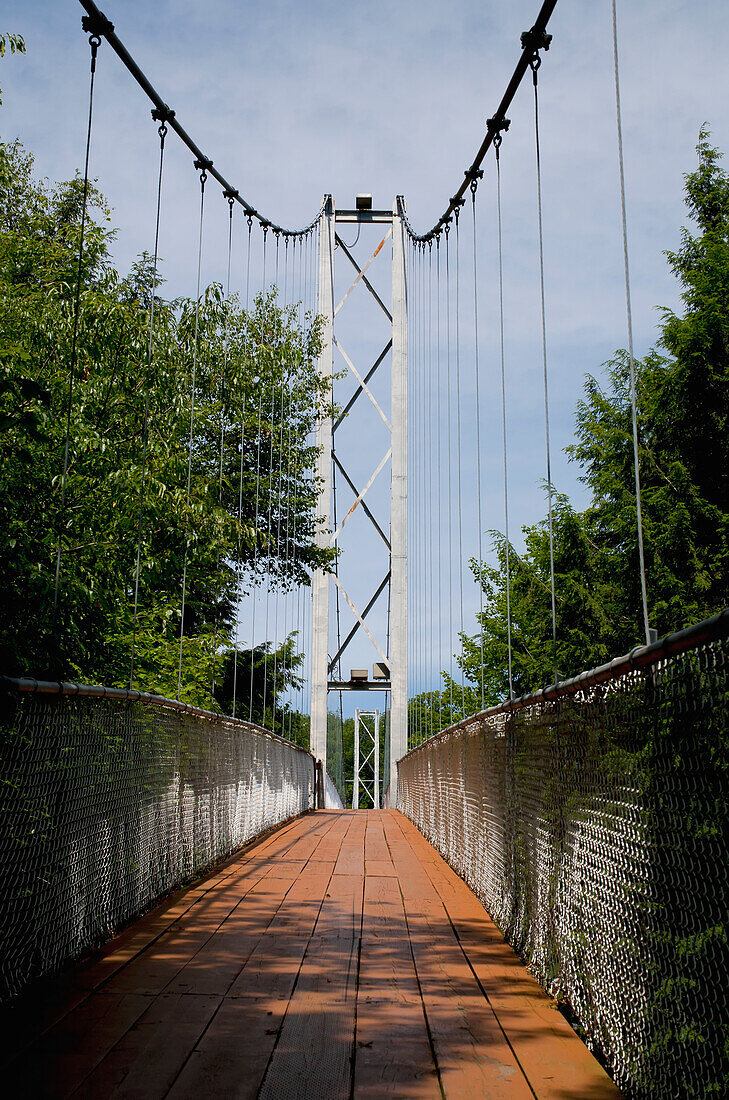 Längste Hängebrücke der Welt, 168 Fuß über dem Coaticook River; Coaticook, Quebec, Kanada