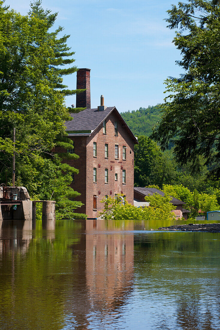 Alte Mühle neben dem Coaticook Fluss; Coaticook, Quebec, Kanada