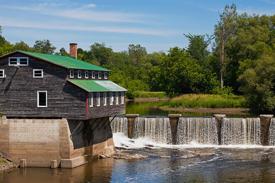 Die alte Getreidemühle von 1897; Huntingville, Québec, Kanada