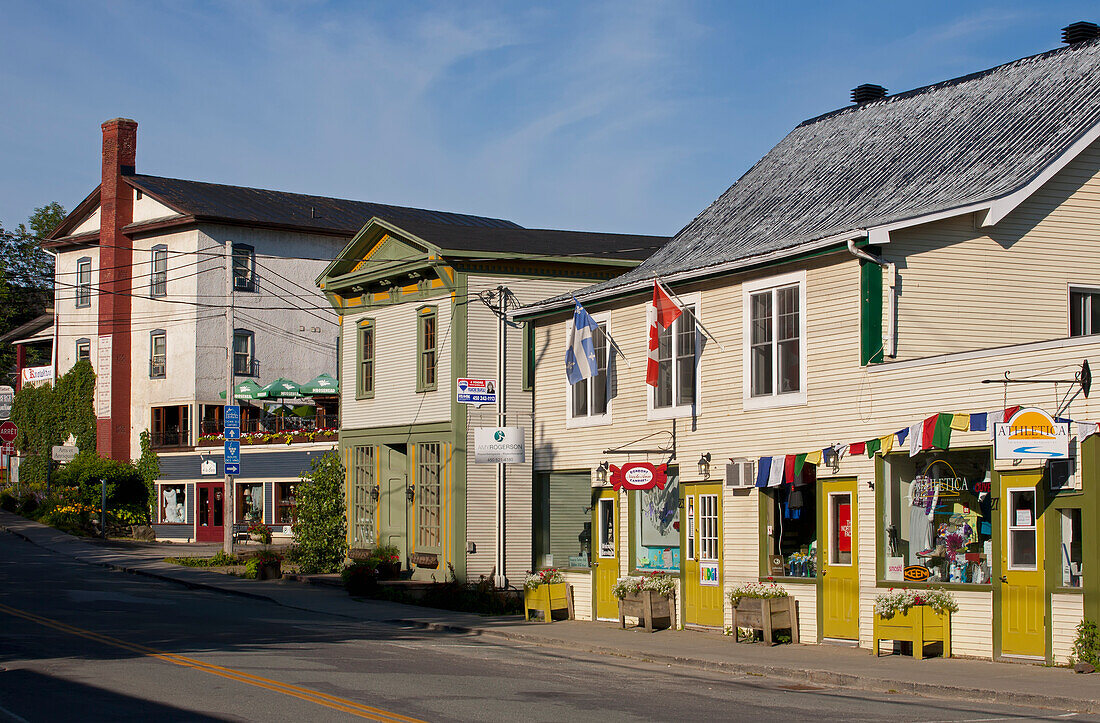 Ladenfronten entlang einer Straße; Knowlton, Quebec, Kanada