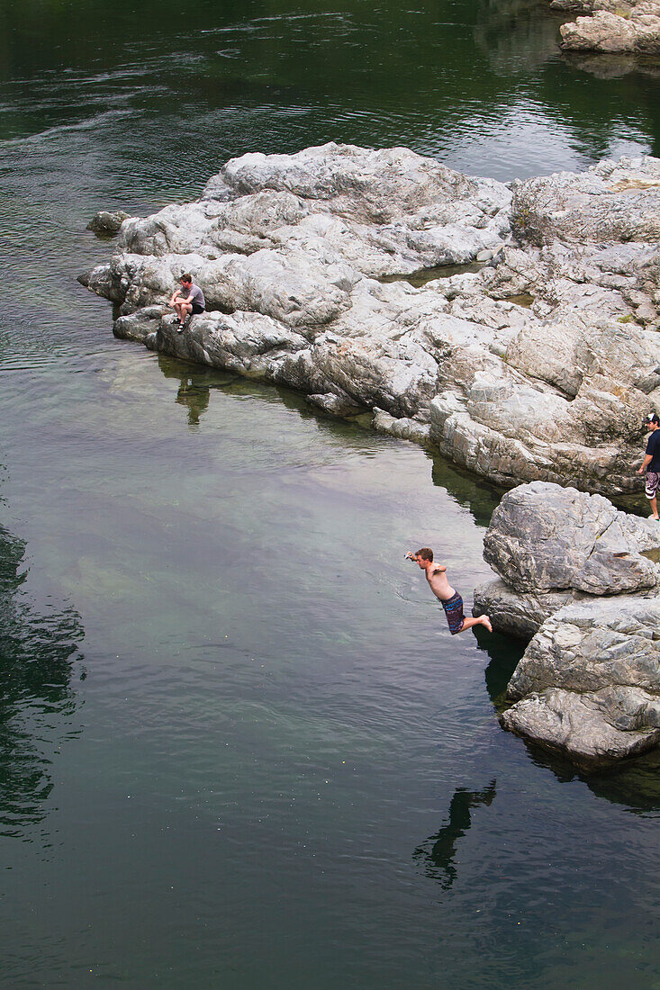 Schwimmen in einem der verschiedenen Flüsse, die durch die Tasman Region von Neuseeland fließen; Abel Tasman, Neuseeland