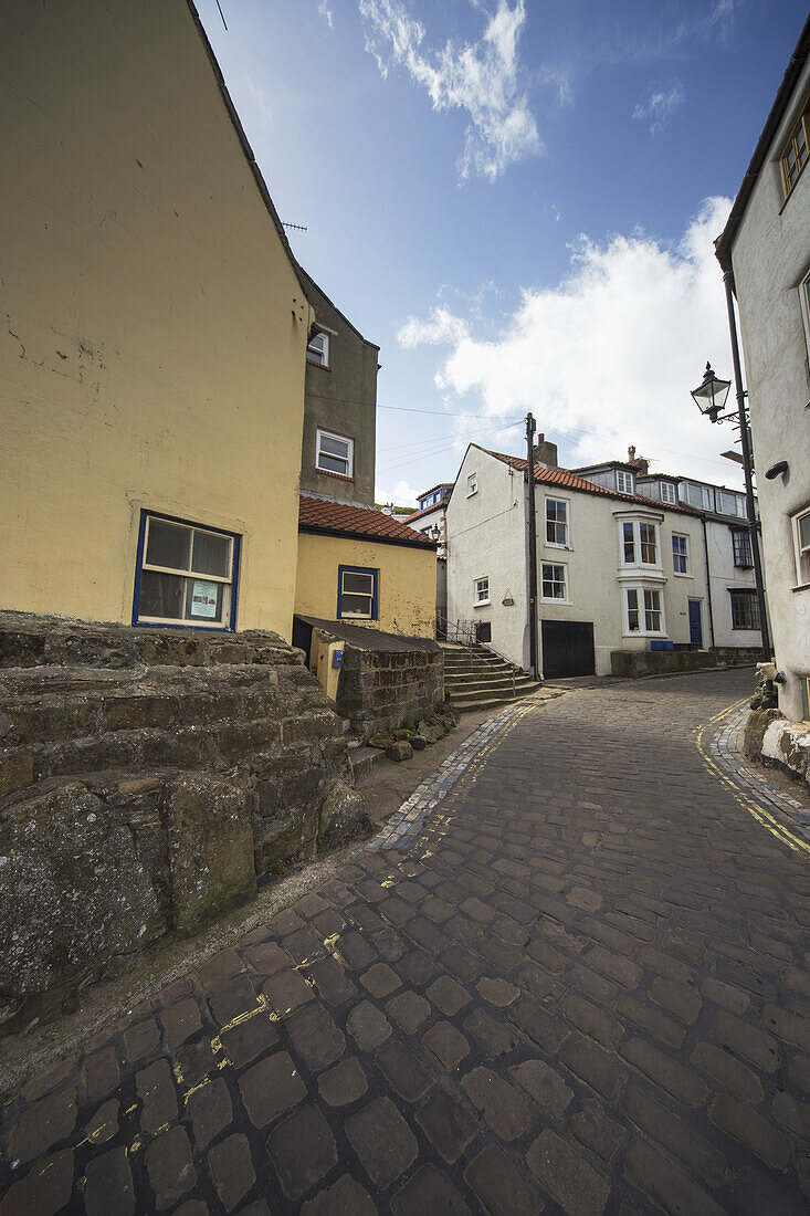 Eine Gasse zwischen Häusern; Staithes, North Yorkshire, England