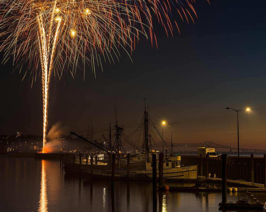 Das jährliche Feuerwerk zum vierten Juli erhellt den Himmel über Astoria; Astoria, Oregon, Vereinigte Staaten Von Amerika